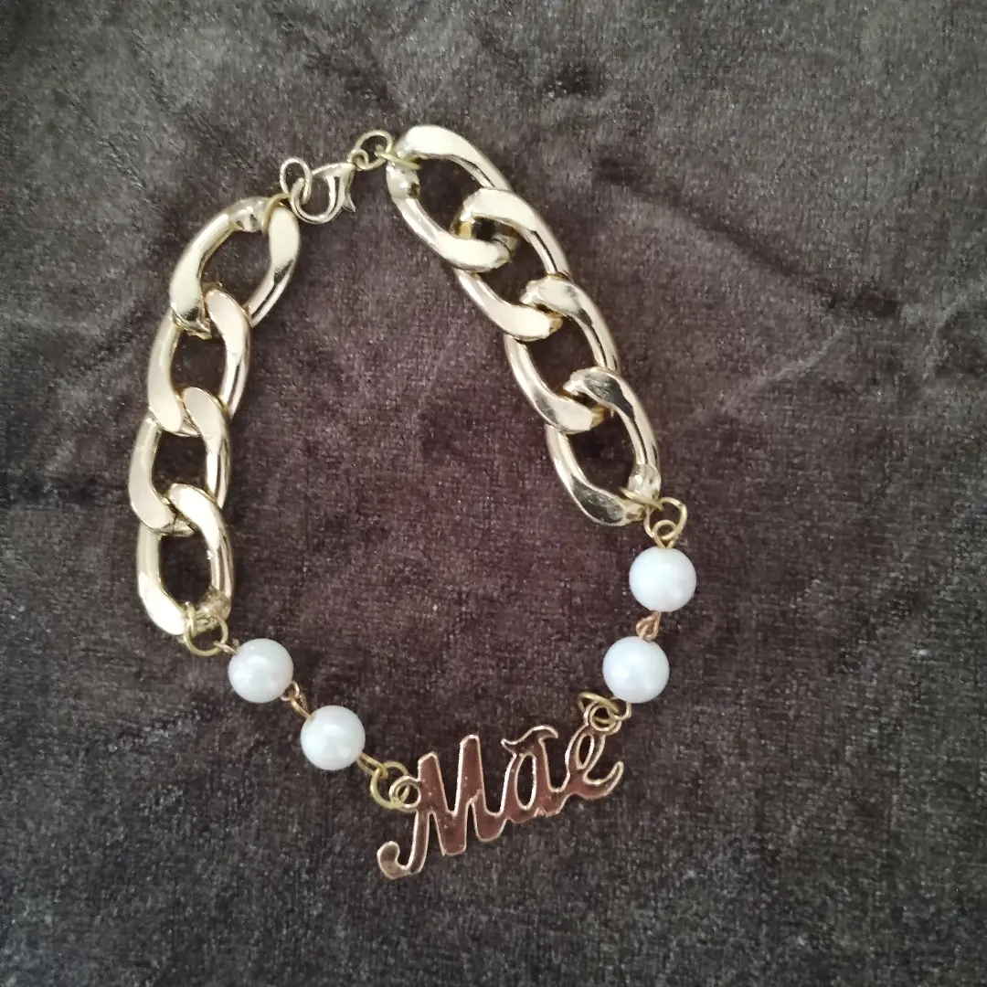Pulseira Mãe dourada, peça feita pela Artes da Val