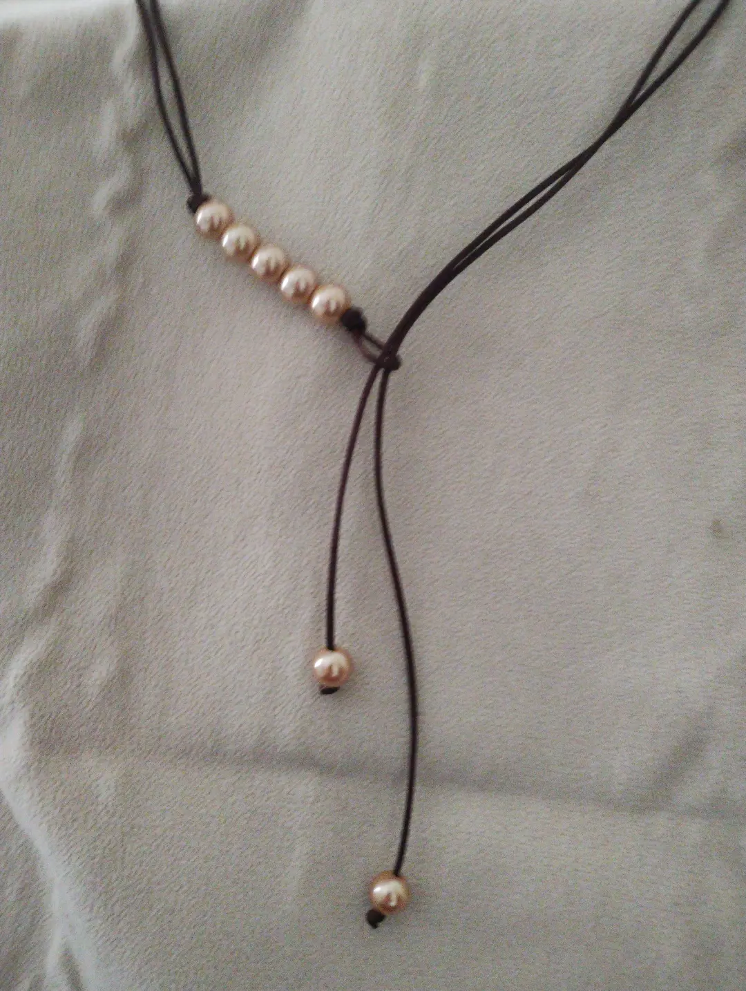 Cordão com pérolas e nós, peça feita pela Artes da Val