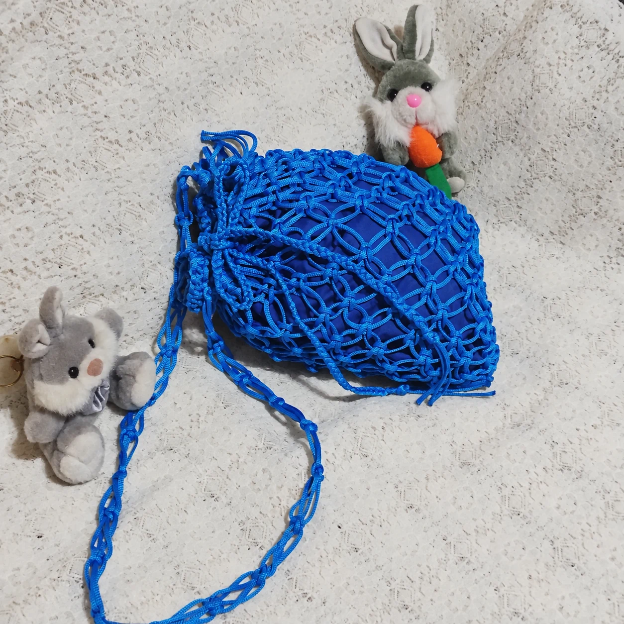 Bolsa em macramê azul, peça feita pela Artes da Val