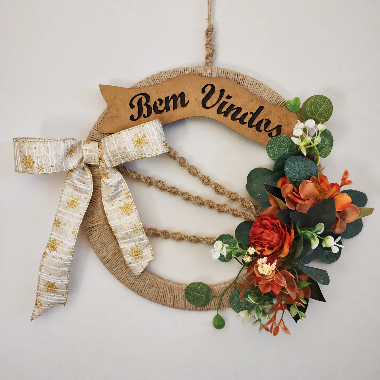 Guirlanda artesanal de boas-vindas com flores e laços feita pela Val