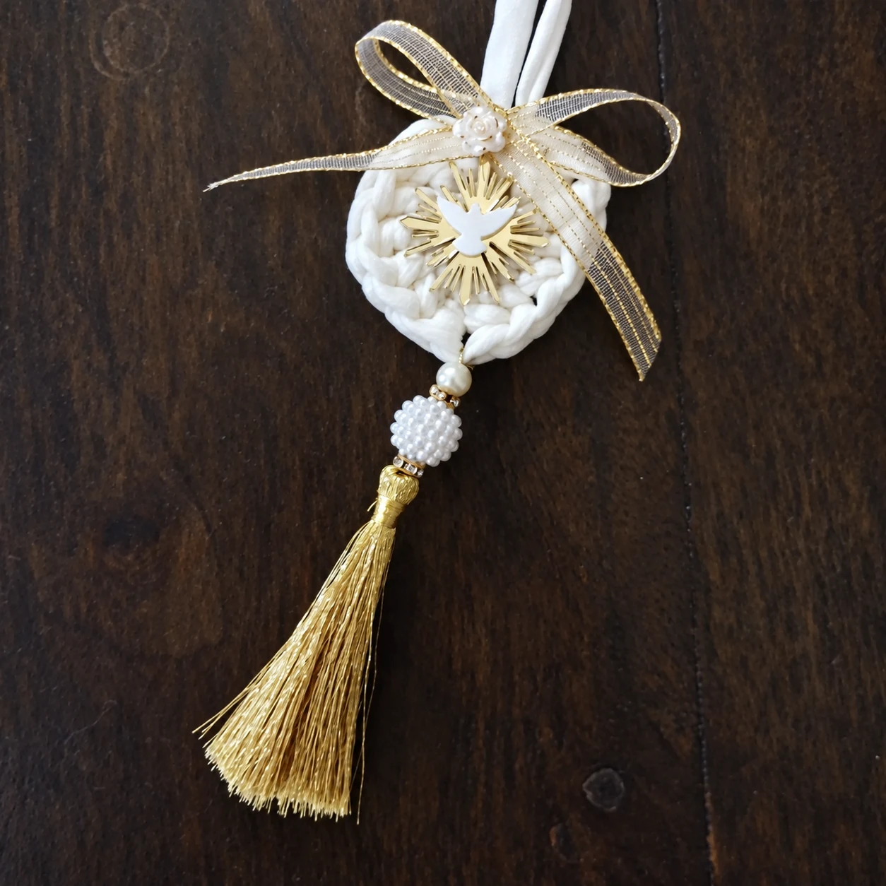 Lembrança artesanal branca e dourada para celebrações