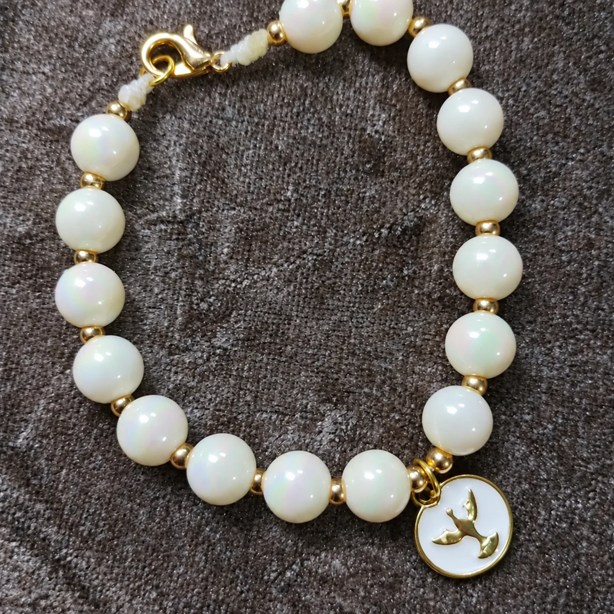 Pulseira de pérolas com pingente, peça feita pela Artes da Val