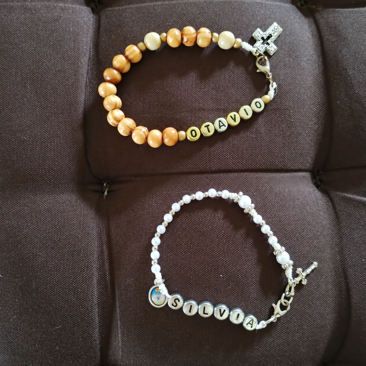 Pulseiras com nome, peça feita pela Artes da Val